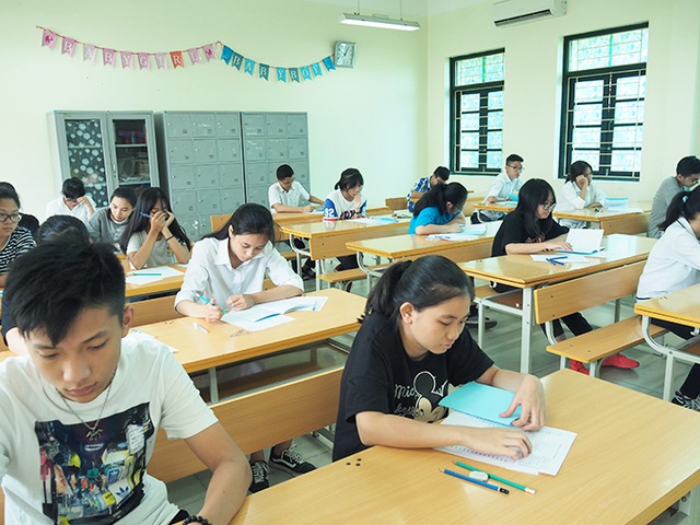 Một buổi thi TOEFL ITP tại trường THPT Phan Huy Chú