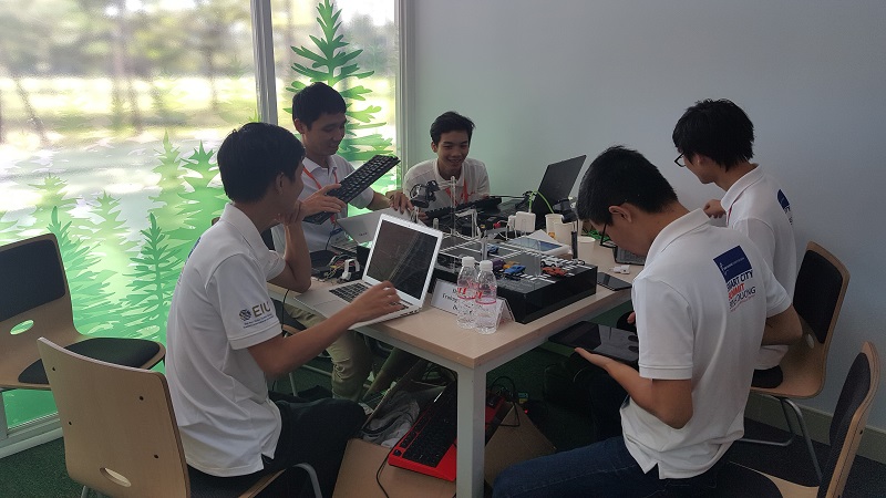 Sinh viên LHU trong một cuộc thi đua xe số, xe tự hành.
