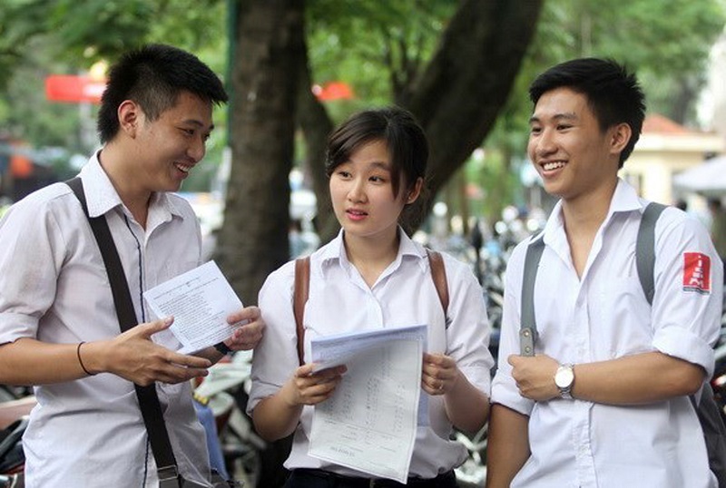Thí sinh trao đổi bài làm sau Kỳ thi THPT quốc gia 2019. Ảnh minh họa